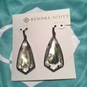 Kendra Scott earrings Carla, gunmetal &black pearl